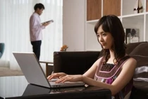 Lén lắp camera trong nhà, chồng phát hiện bí mật động trời của vợ