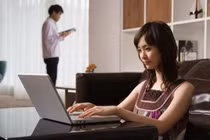 Lén lắp camera trong nhà, chồng phát hiện bí mật động trời của vợ