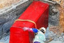 Lão nông đào được quan tài đỏ như máu, vội vàng đốt phi tang