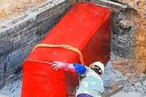 Lão nông đào được quan tài đỏ như máu, vội vàng đốt phi tang