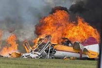 Video: Máy bay nổ tung thành quả cầu lửa sau khi đâm vào tòa nhà