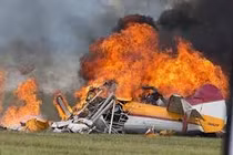 Video: Máy bay nổ tung thành quả cầu lửa sau khi đâm vào tòa nhà