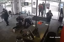 Video: Cảnh sát Mỹ gợi ý người định phạm tội tập võ lúc nắng