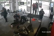 Video: Cảnh sát Mỹ gợi ý người định phạm tội tập võ lúc nắng