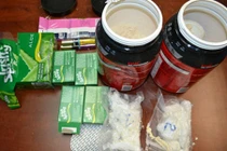 Ma túy đá giấu trong thùng quà từ Mỹ của cô gái trẻ