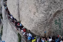 Dựng tóc gáy trải nghiệm đường mòn cheo leo vách núi dựng đứng