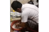 Vừa cắm cúi rửa bát vừa tranh thủ "cảnh cáo" con gái cực đáng yêu