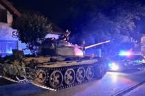 Bợm nhậu say rượu lái xe tăng “dạo chơi” làm náo loạn đường phố