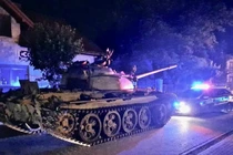 Bợm nhậu say rượu lái xe tăng “dạo chơi” làm náo loạn đường phố