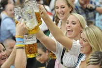 Video: Cô gái dùng trán để... mở lon bia rồi uống hết