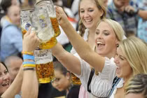 Video: Cô gái dùng trán để... mở lon bia rồi uống hết