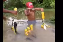 Video: Hốt mẻ lớn với cách bắt cá siêu sáng tạo