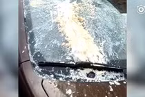 Xế hộp vỡ kính tan tành chỉ vì miếng đậu phụ