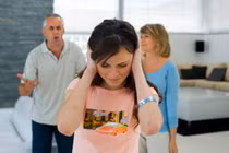 Ngay khi biết tôi bị vỡ nợ, bố chồng họp khẩn đại gia đình