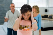 Ngay khi biết tôi bị vỡ nợ, bố chồng họp khẩn đại gia đình