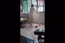 Video: Nhắm mắt "xòe quạt", cô bé khiến dân mạng điên đảo