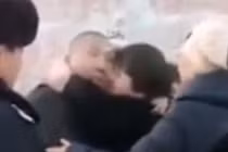 Video: Bé gái TQ tạm biệt bố, không biết bố bị đưa đi tử hình