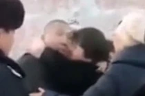 Video: Bé gái TQ tạm biệt bố, không biết bố bị đưa đi tử hình