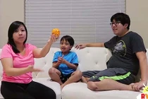 Đam mê đồ chơi, cậu bé 7 tuổi kiếm 22 triệu USD/năm