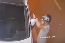 Video: Tên trộm dùng dao cắt gương ôtô nhanh như chớp