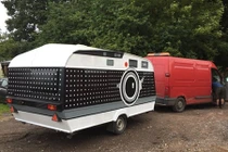 Chàng trai biến nhà di động thành máy ảnh khổng lồ