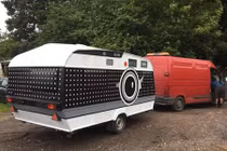 Chàng trai biến nhà di động thành máy ảnh khổng lồ