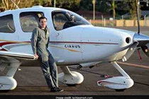 18 tuổi, lập kỷ lục lái máy bay vòng quanh thế giới