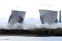 2 tháp khổng lồ ở Mỹ bị đánh sập tan tành trong chớp mắt