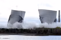 2 tháp khổng lồ ở Mỹ bị đánh sập tan tành trong chớp mắt