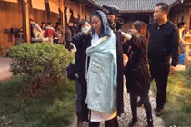 Lưu Diệc Phi kiệt sức vì ngâm nước lạnh trong thời tiết khắc nghiệt