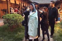 Lưu Diệc Phi kiệt sức vì ngâm nước lạnh trong thời tiết khắc nghiệt