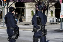 Cảnh sát đang khỏa thân tắm hơi, tiện tay bắt kẻ bị truy nã