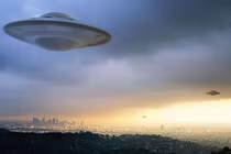 Cô gái hết hồn khi phát hiện UFO ở cự ly cực gần