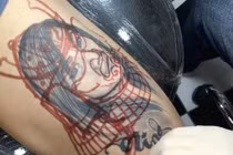 Video: Trót xăm hình người yêu cũ lên đùi, chàng trai 'chữa cháy' cực bá đạo