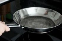 Đầu bếp nổi tiếng tiết lộ mẹo biến chảo sắt thành chống dính