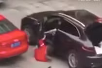 Gã trai nhà giàu lái Porsche chèn qua người bạn gái sau khi cãi vã