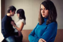 Nữ giáo viên uất nghẹn bắt gặp chồng ngoại tình trong sinh nhật bạn