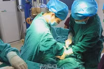 Lên bàn mổ chuẩn bị đẻ, cô gái khăng khăng mình không thể mang thai