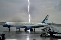 Video: TT Trump hào hứng khoe ảnh Air Force One suýt trúng sét