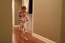 Video: Bật cười với tình huống bé tập tành làm người lớn