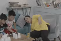 NSND Hồng Vân ngượng chín mặt vì ngồi gãy ghế khi đang quay phim