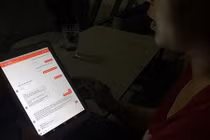 Hứa tặng 25.000 USD, gã trai Tây lừa nữ công nhân vào tròng