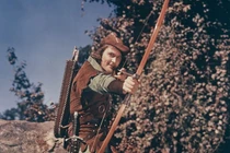 Dân làng ngỡ ngàng khi mở cửa thấy tiền để trước nhà