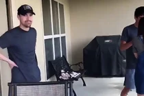 Bố bất lực nhìn con gái 18 tuổi được bạn trai cầu hôn