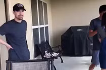 Bố bất lực nhìn con gái 18 tuổi được bạn trai cầu hôn