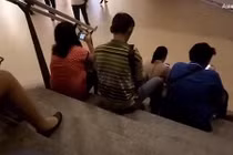 Video: Kẻ biến thái vờ nói chuyện điện thoại, lén chụp dưới váy phụ nữ