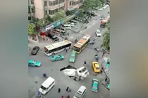 Video : Hố tử thần khổng lồ nuốt chửng xe trộn bê tông