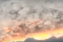 Video: Cảnh tượng bầu trời “bốc cháy” ở Ấn Độ