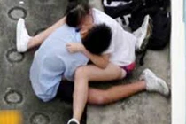 Cặp đôi ngủ quên ở hành lang trường học sau khi làm chuyện ấy