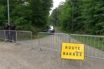 Dọn đồ của vợ vừa mất, chồng chết lặng khi phát hiện bí mật trong tủ